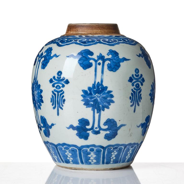A blue and white jar, Qing dynasty, Kangxi (1662-1722).