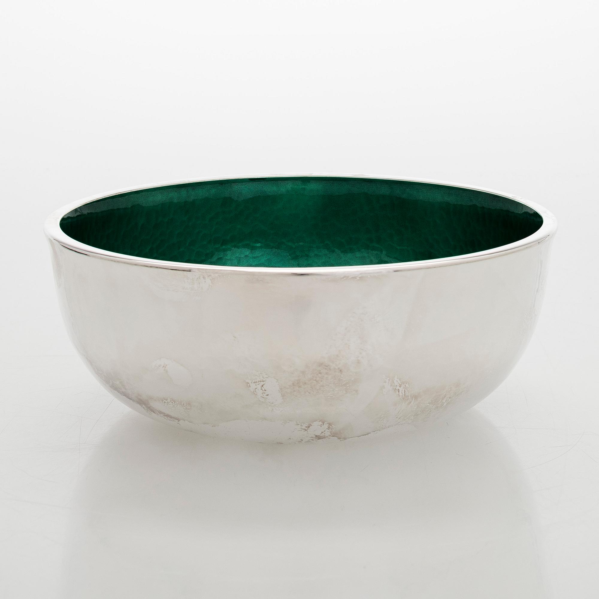 A. Tillander, malja, sterlinghopeaa ja emalia. Helsinki 2005.