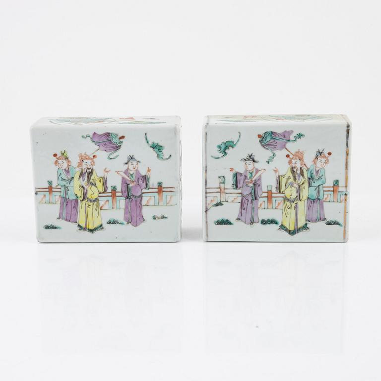 Huvudkuddar, två stycken, porslin. Kina, 1900-tal.