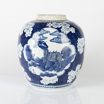 A blue and white Chinese jar, late Qing/around 1900.