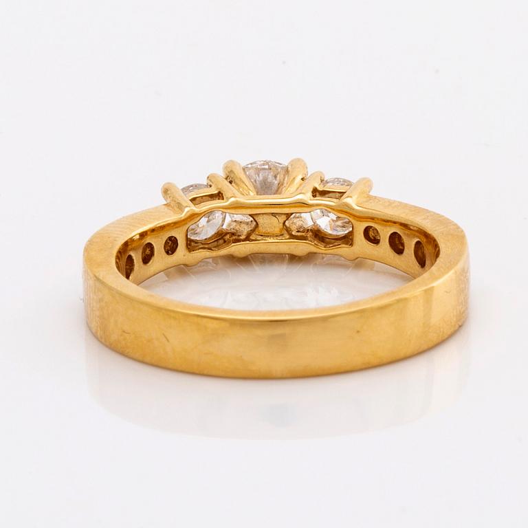 RING 18K gold w brilliant-cut diamonds. 3 center stones approx 0,70 ct in total.