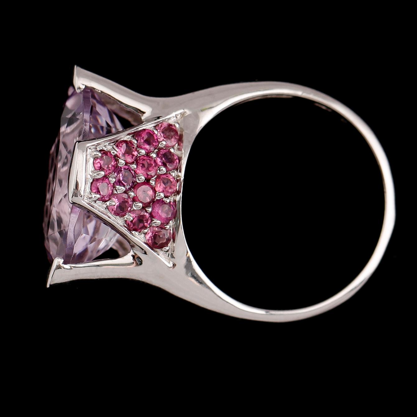 RING, sterlingsilver, ametist ca 9.50 ct, röd rodolit ca 1.50 ct.