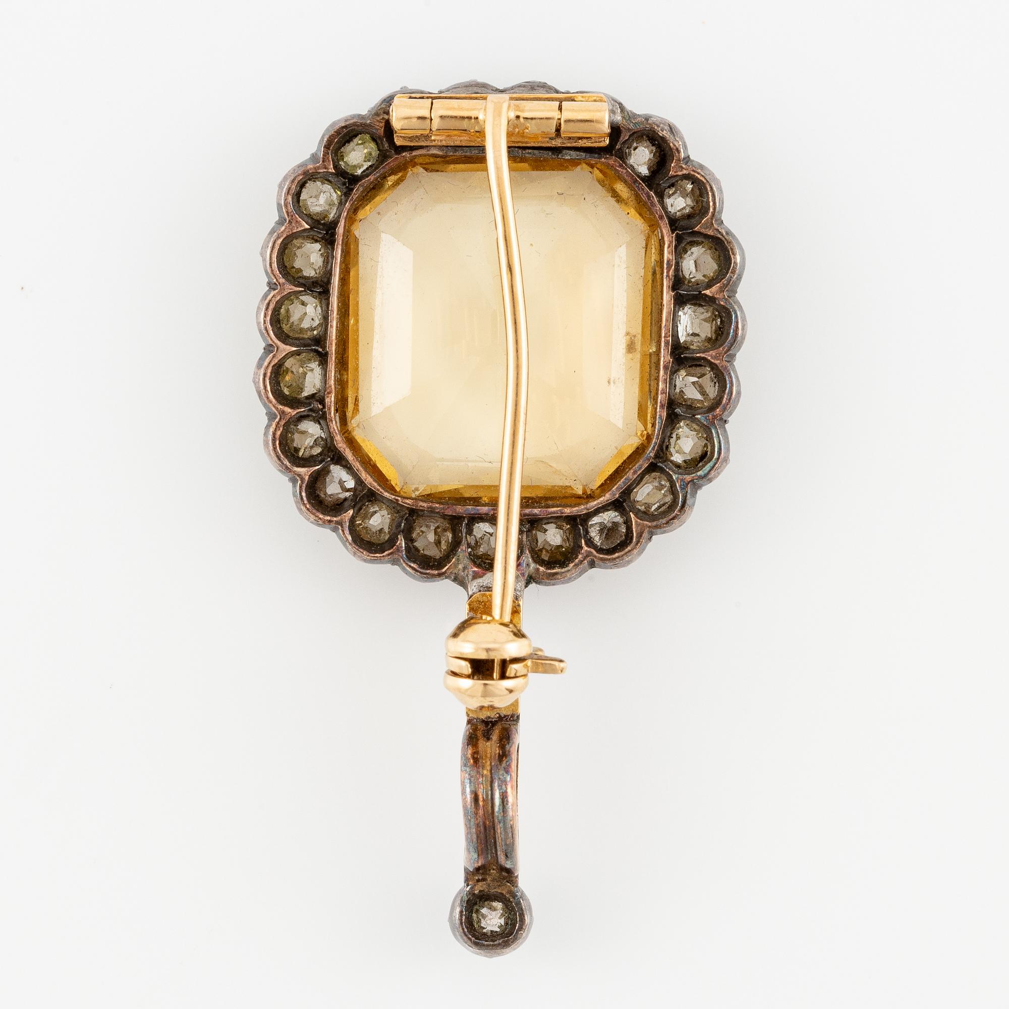 A brooch/pendant, gold and silver with topaz and old-cut diamonds, circa 1900.