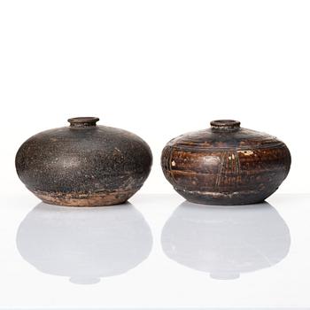 Two Sawankhalok jars, Thailand/Kambodja, 15/16th century.