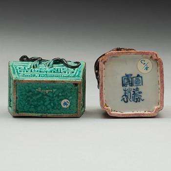 PENSELBAD, två stycken, porslin. Qingdynastin, 1800-tal.