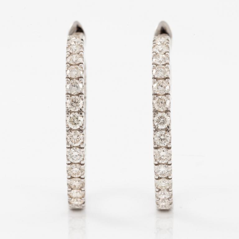 Örhängen, ett par, kreoler 18K vitguld med briljantslipade diamanter.