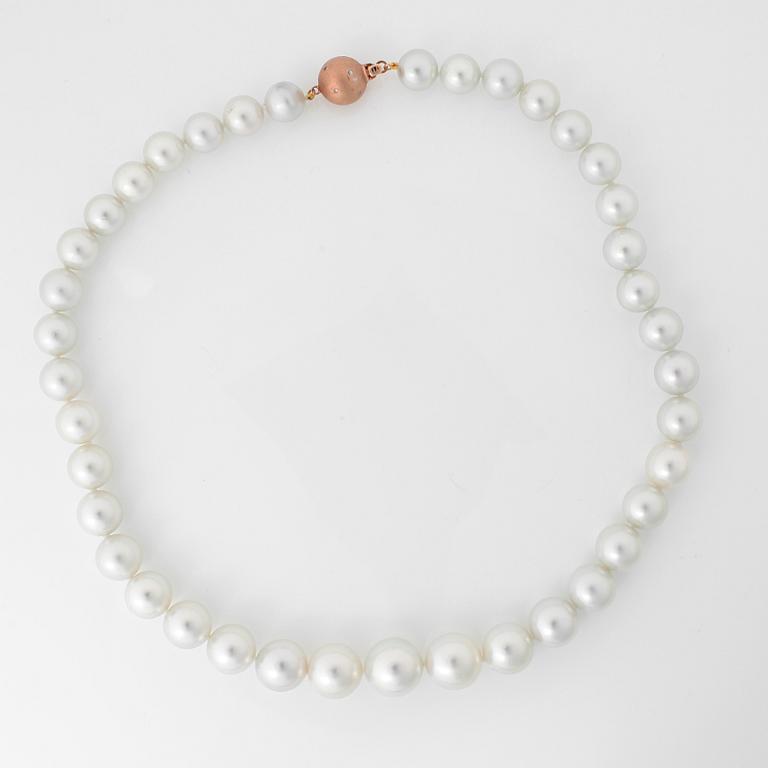 NECKLACE, a string with 39 cultivated white pearls with a 18K pink gold clasp with diamonds.