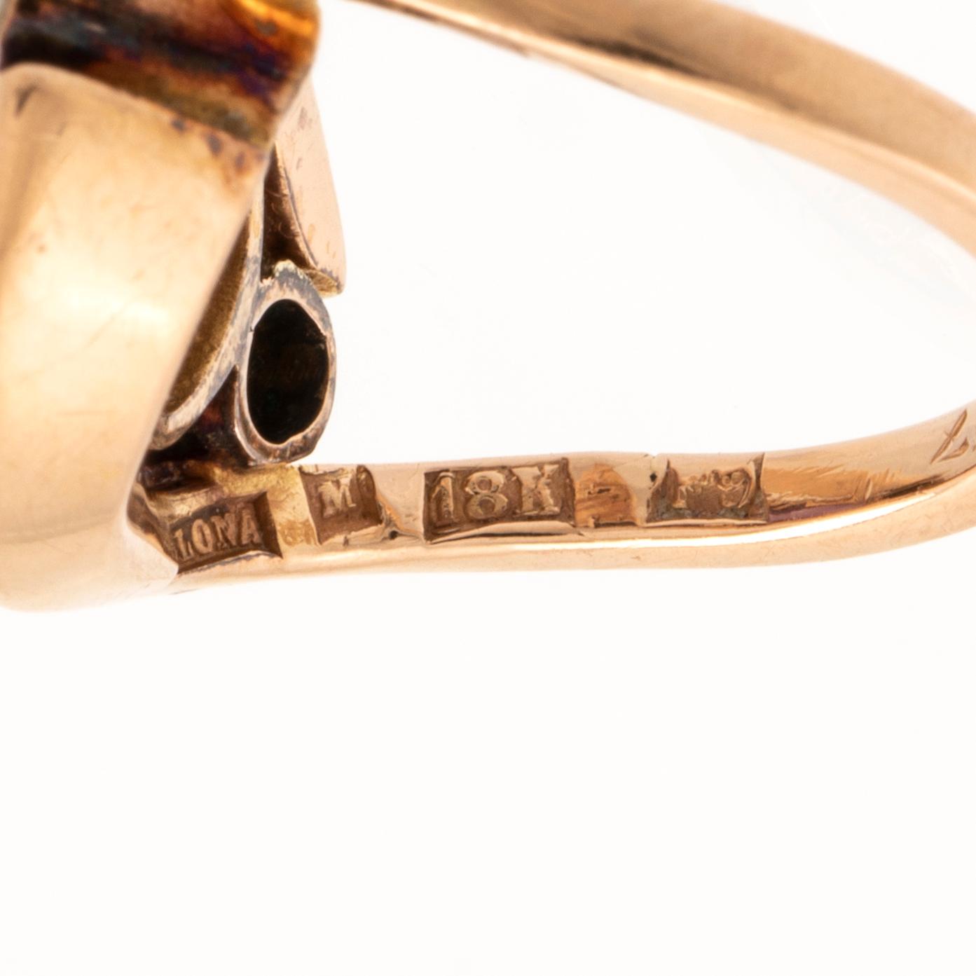 Elon Arenhill, ring in 18K gold with a cabochon-cut amethyst and cultured pearls.