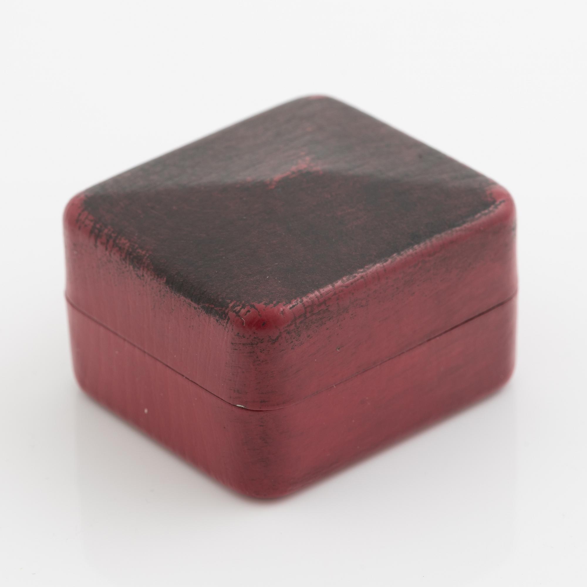 Ring i 18K guld med grön graverad turkos.