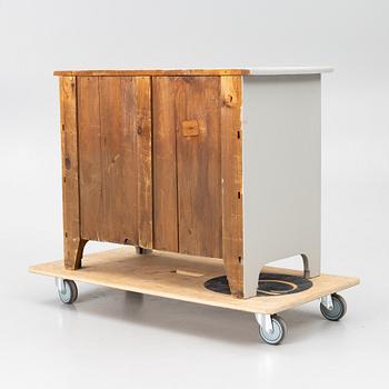 A chest of drawers, early 20th Century.