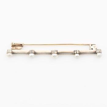 Brooch in 14K gold and silver with bouton pearls.