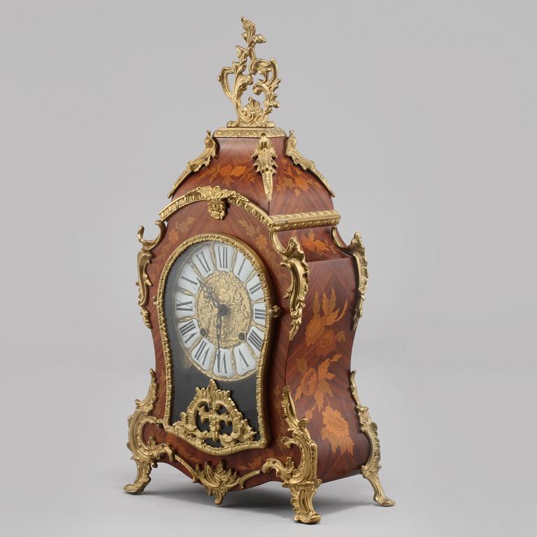 BORDSUR, Louis XV-stil, 1900-talets andra hälft.