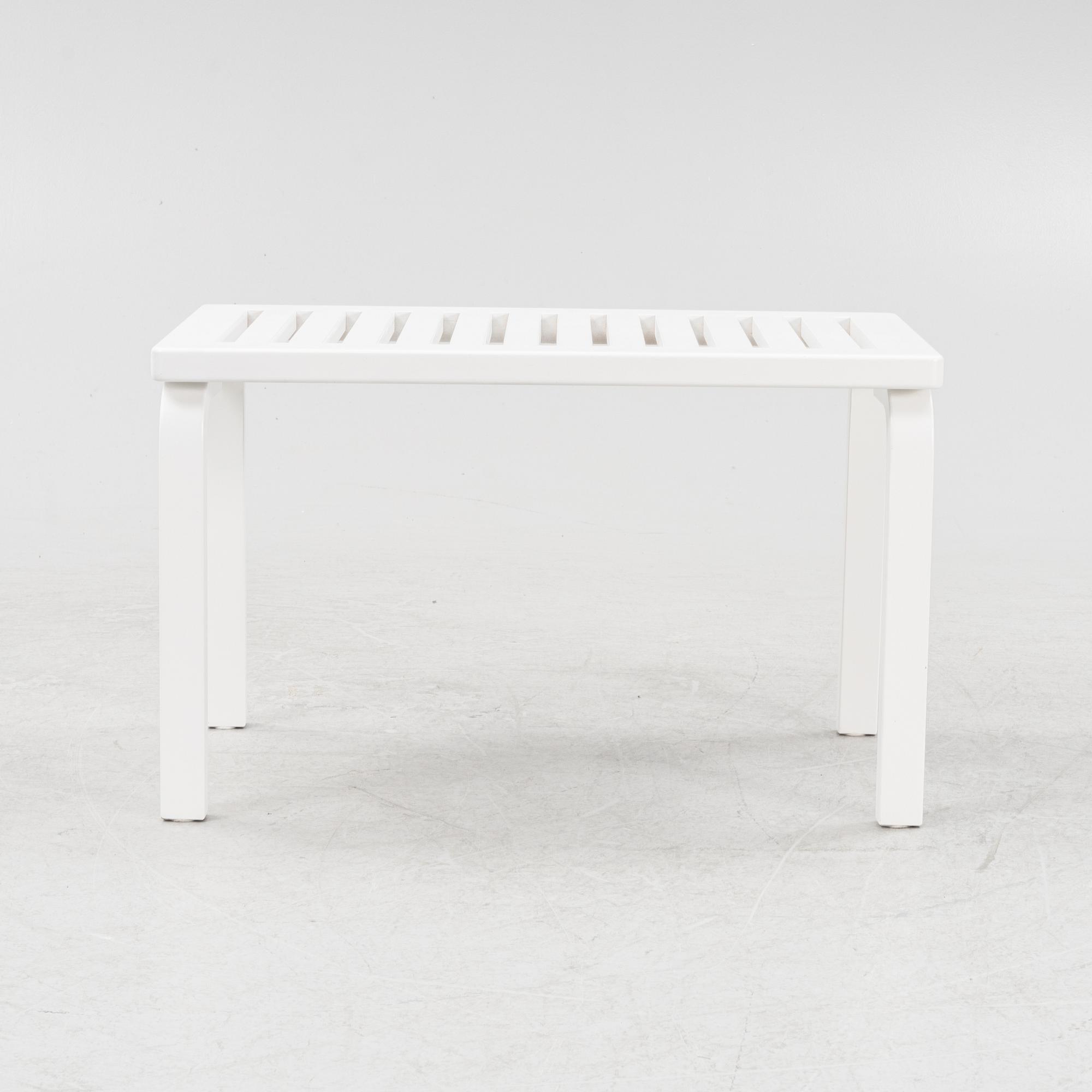 Alvar Aalto, bänk, modell 153 B,  Artek, daterad 2009.