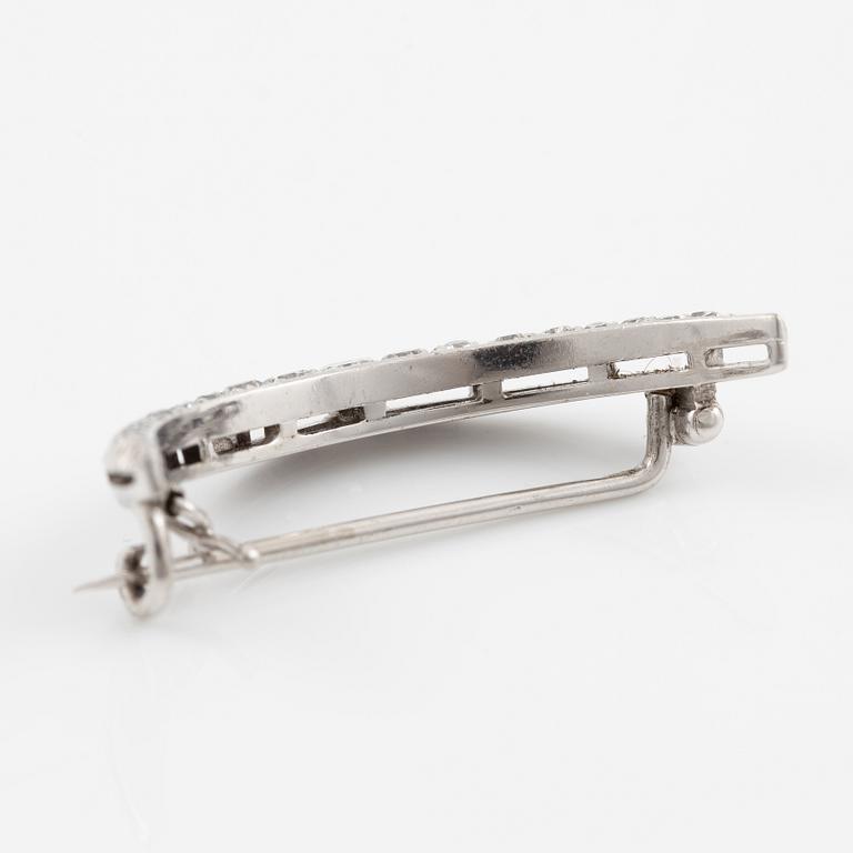 Brosch 18K vitguld med runda briljantslipade diamanter.