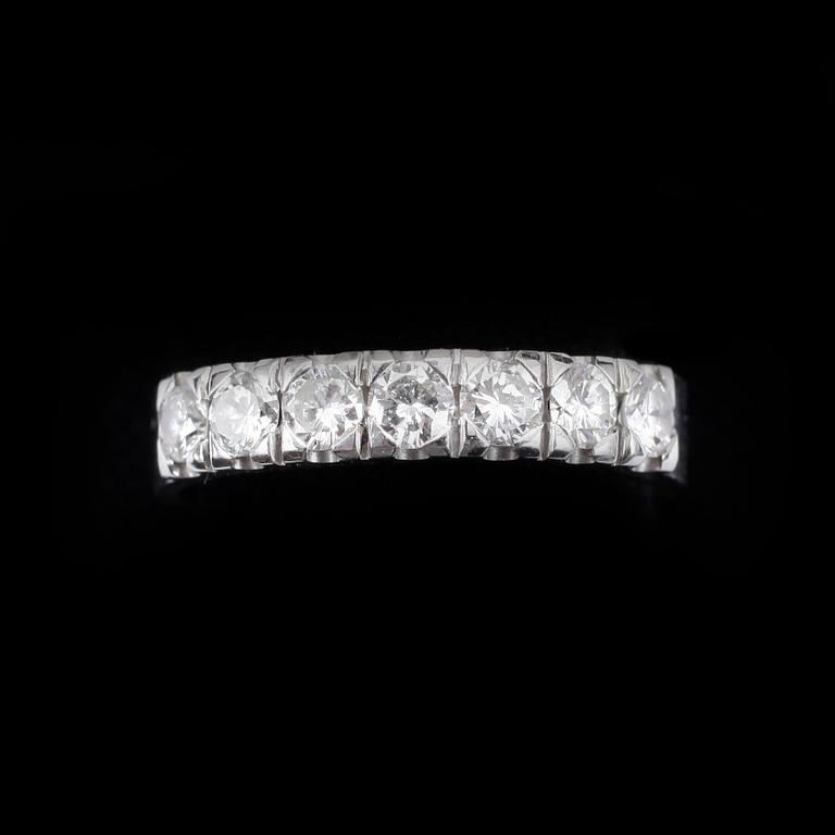 RING, alliansring, 18k vitguld med briljantslipade diamanter tot ca0,75ct enligt gravyr. Vikt 4,2g.