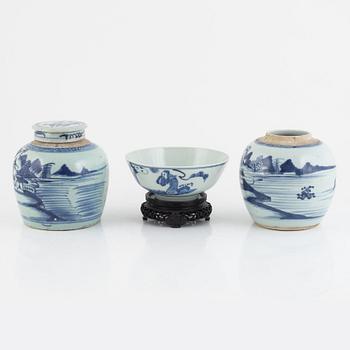 Two Chinese blue and white porcelain jars and a bowl, China, 18th/19th century.