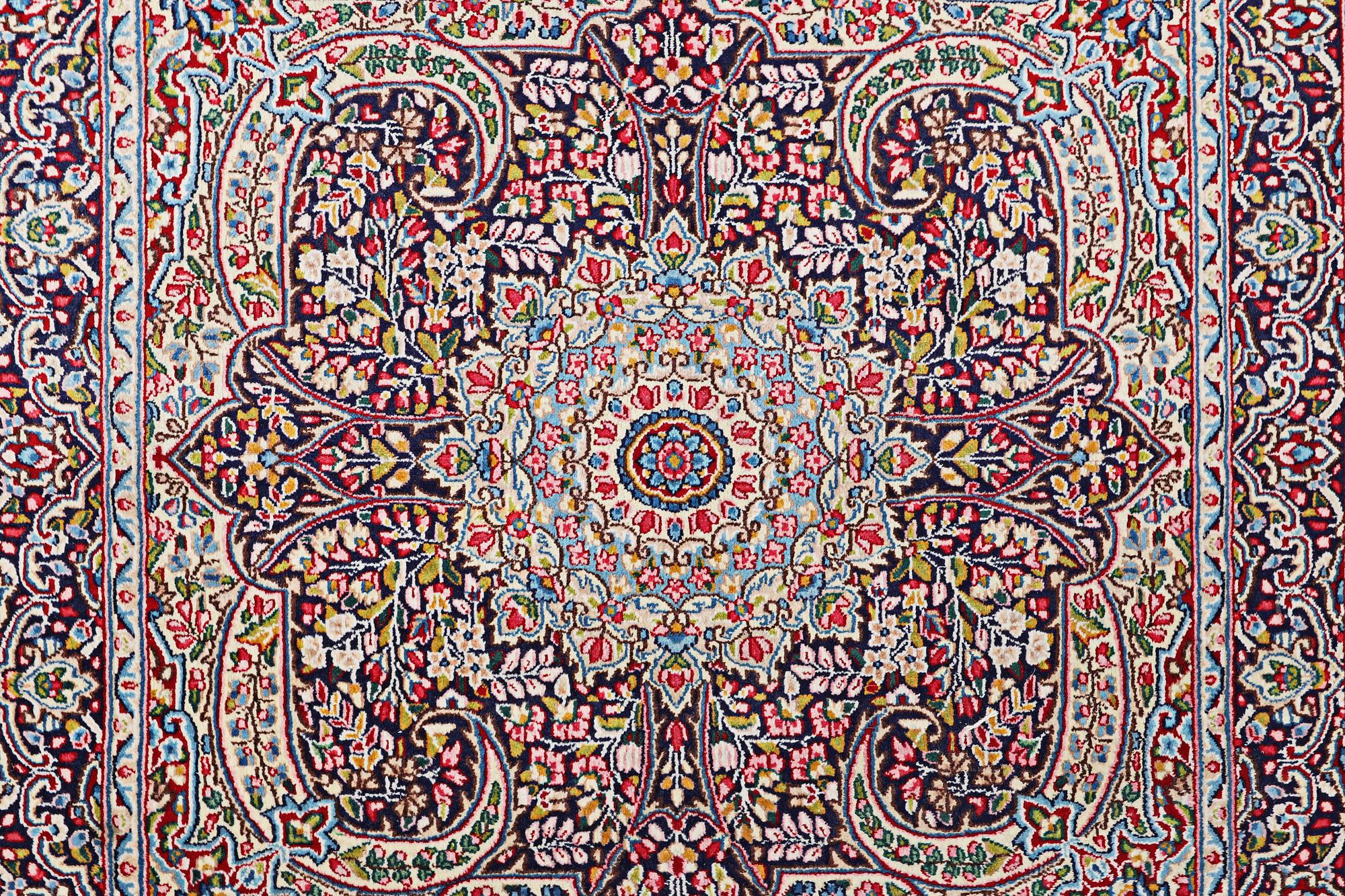Matta, Kirman, ca. 149 x 147 cm.