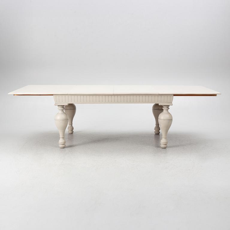 Dining table, from around the year 1900.