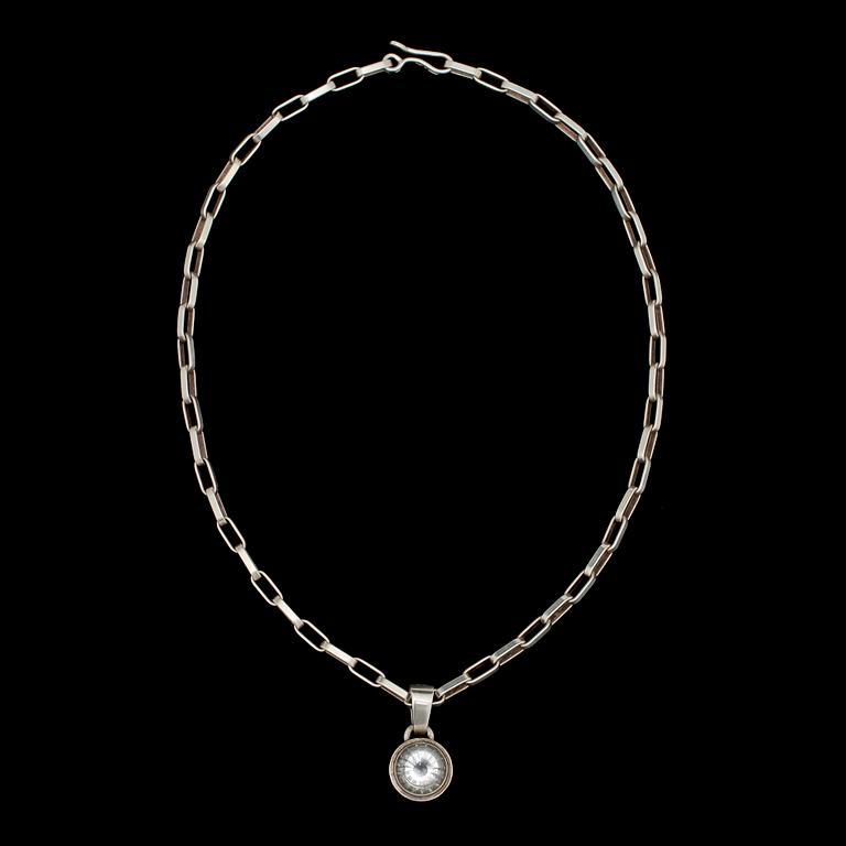 HALSLÄNK MED HÄNGE, sterlingsilver med fasettslipad bergkristall, Anders Högberg, Göteborg, 1984. Vikt 36 g.