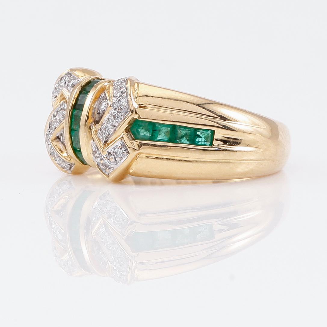 RING, 18K guld, diamanter och smaragder.