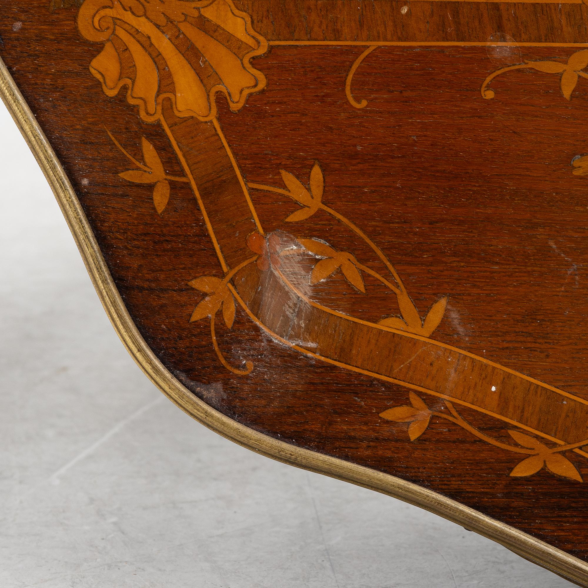 Two matched dropleaf tables, Louis XV style from around the year 1900.