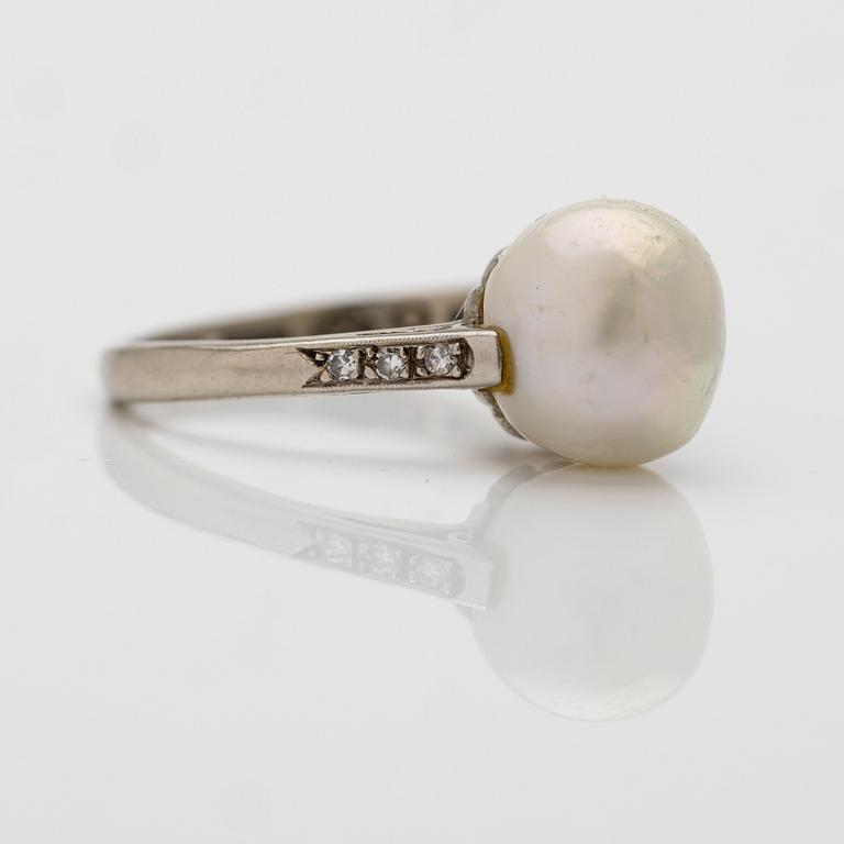 18K white gold ring with diamonds and pearl, CG Hallberg Stockholm 1949.
