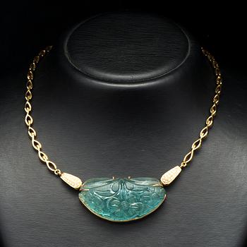 COLLIER, graverad akvamarin, briljantslipade diamanter, 18K guld.