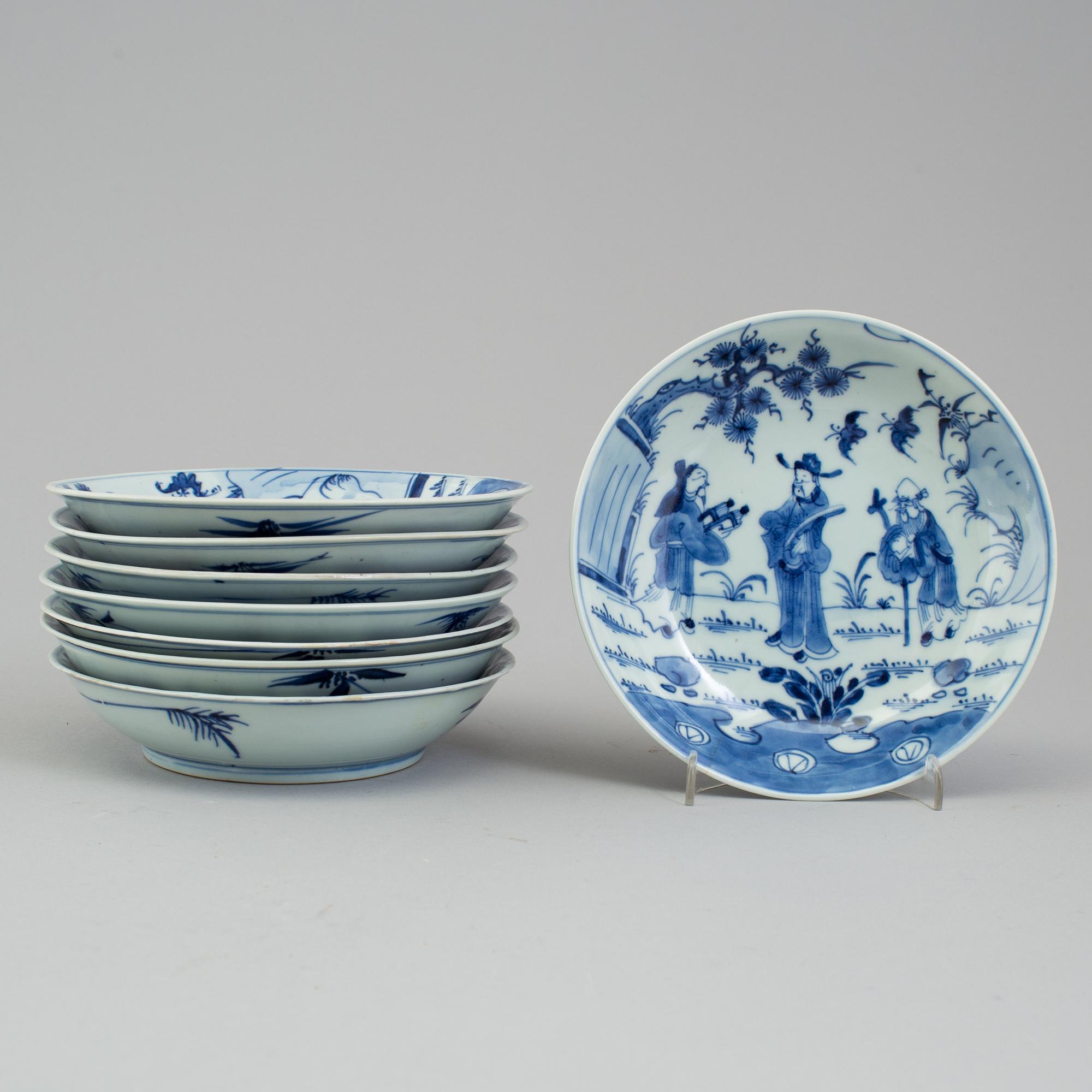 A SET OF EIGHT JAPANESE PORCELAIN PLATES, 19th/20th centry.