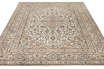 A Kashan carpet, c. 395 x 286 cm.