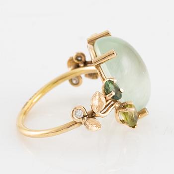 Cocktailring, Mandelstam, 18K guld med cabochonslipad prehnite, peridot, grön turmalin och briljantslipade diamanter.