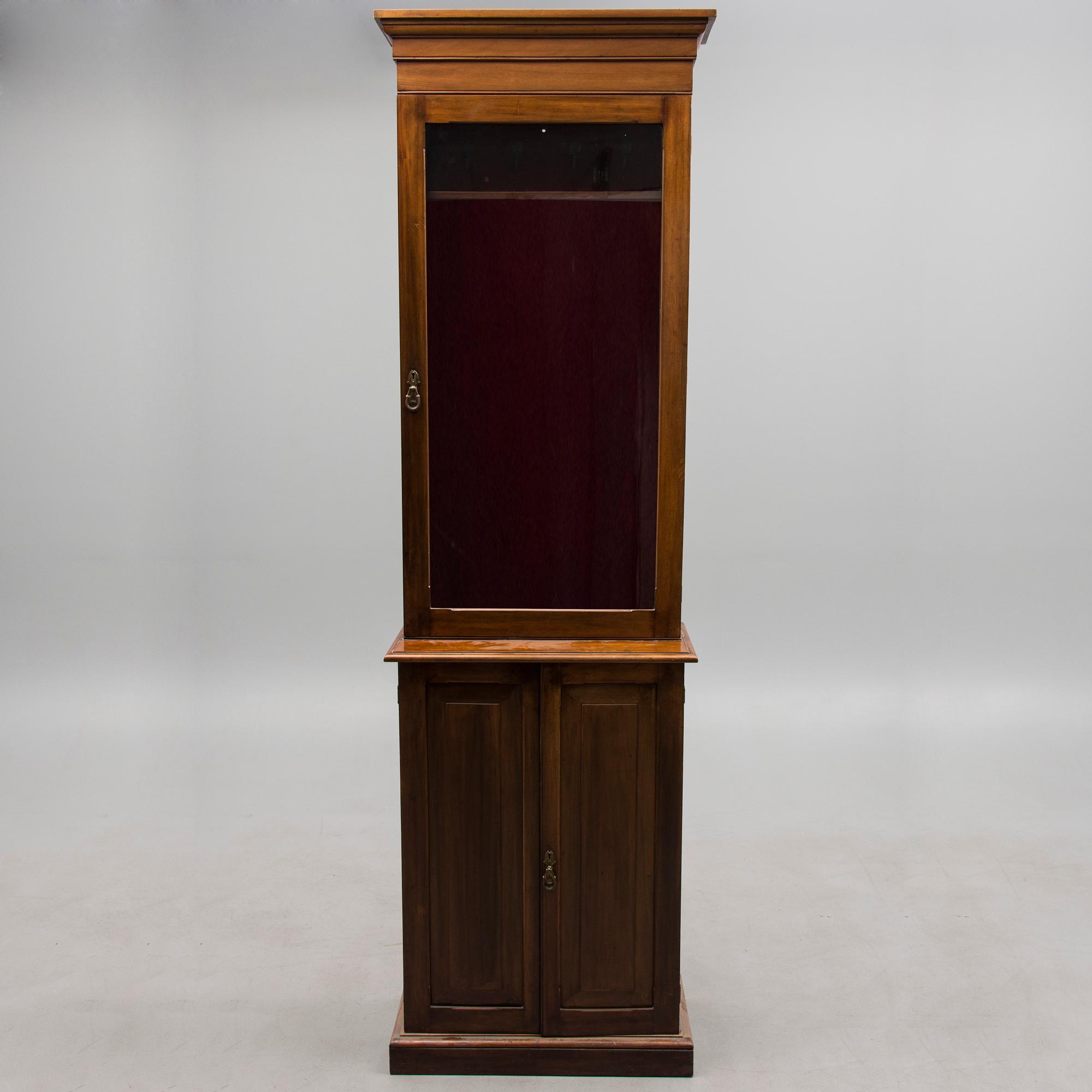 VAPENSKÅP, 1800-tal.