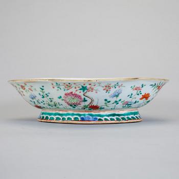 FAT på hög fot, porslin. Sen Qingdynasti, 1800-tal.