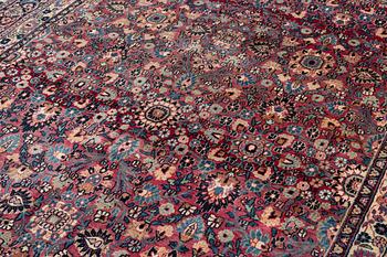 A carpet, antique, Meshad, circa 1920. 357 x 252 cm.