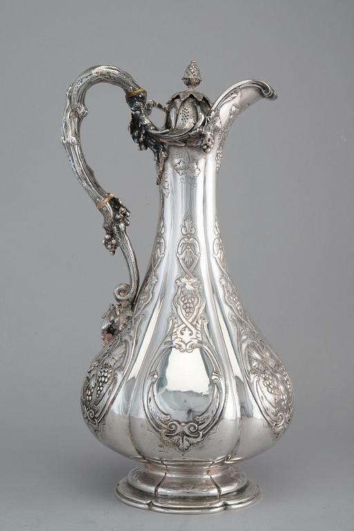 VIINIKANNU, sterling hopeaa E & J Barnard Lontoo 1866. Korkeus 35 cm, paino 1322 g.