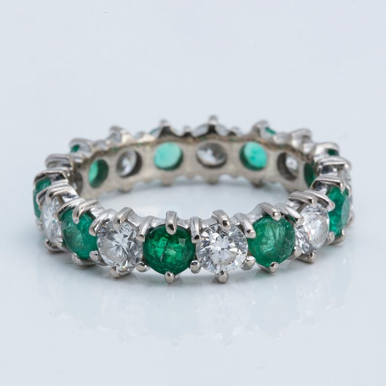 A ca 1.50 cts brilliant-cut diamond ring with facetec emeralds.