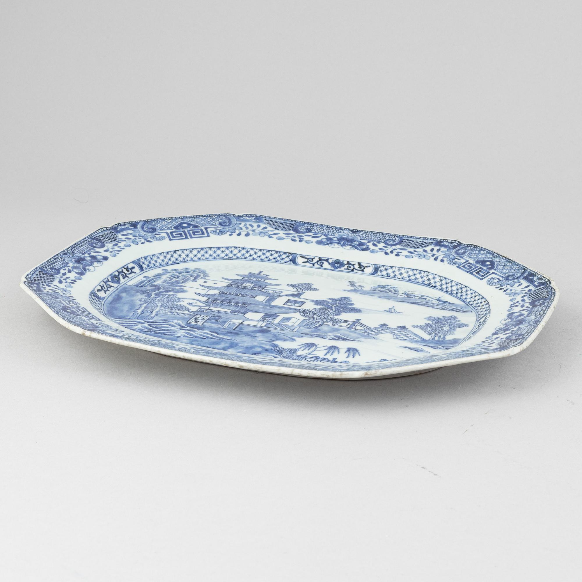 Stekfat och tallrikar, 2 st, porslin. Qingdynastin, Qianlong (1736-95).