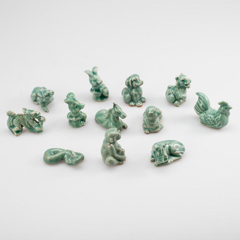 FIGURINER, 12 st, rödlera, delvis signerade i massan, Kina 1900-talets senare hälft.