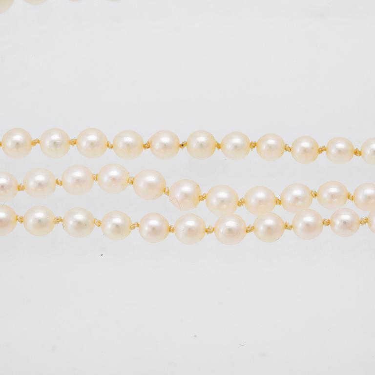 Necklace with three rows of cultured pearls and a clasp in 18K gold.