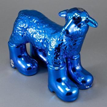 WILLIAM SWEETLOVE, skulptur, porslin,"Cloned porcelain lamb with boots", signerad och numrerad 23/100.