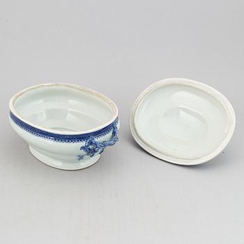 A blue and white tureen with cover and stand, Qing dynasty, 19th Century.