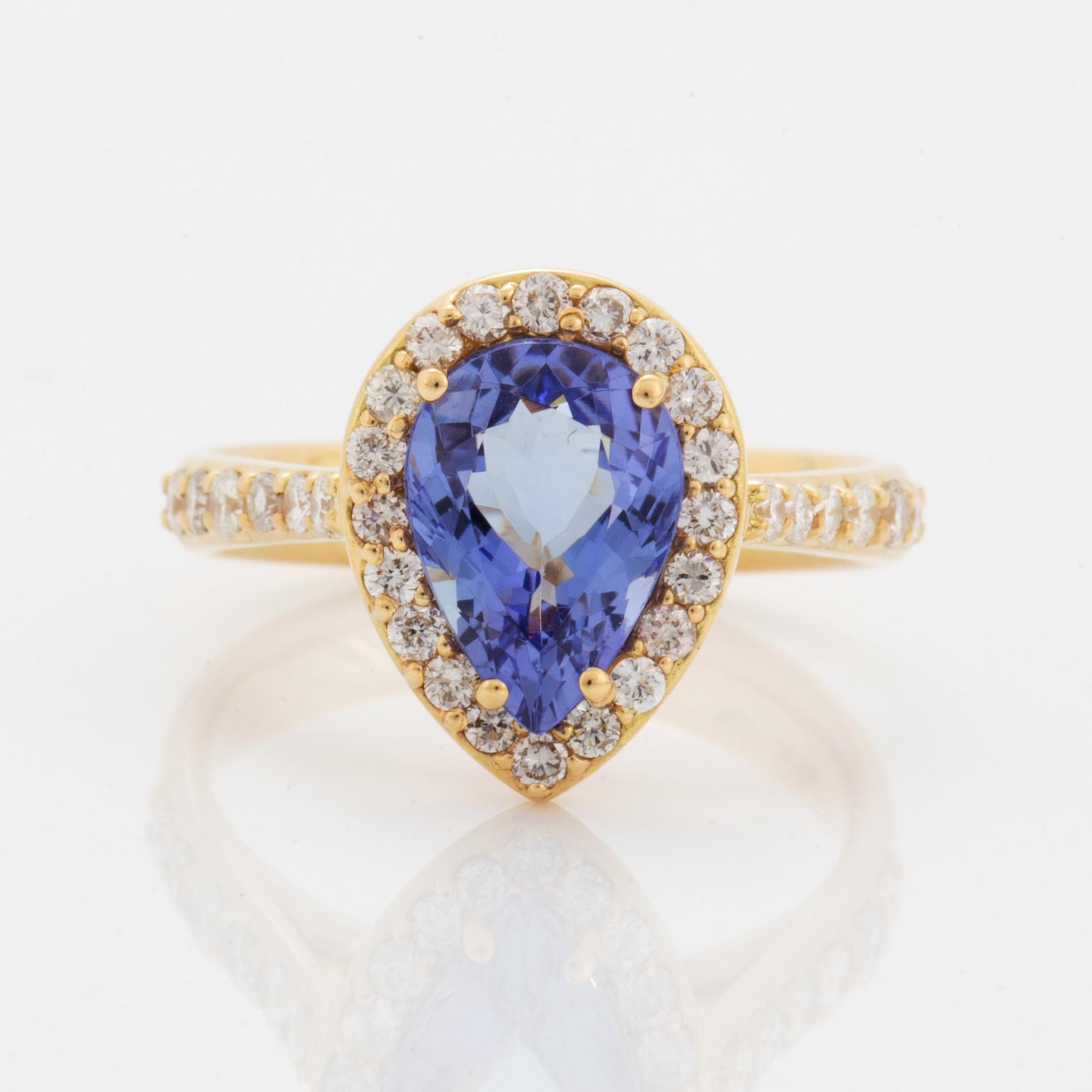 Ring, med droppformad fasettslipad tanzanit och briljantslipade diamanter.
