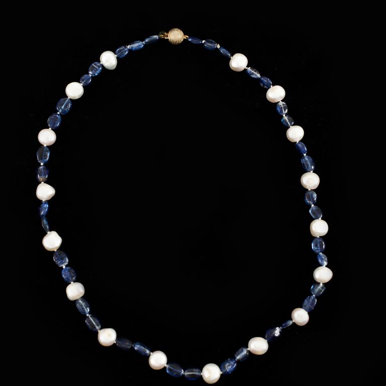 PARTI ODLADE PÄRLOR, 3 rader var av ett med 18k guldlås.