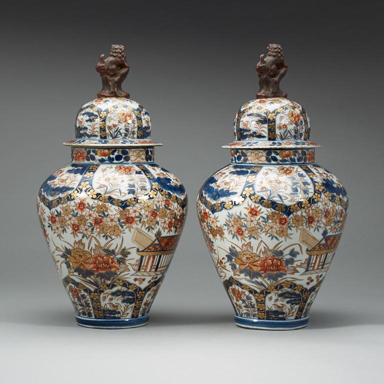 A pair of  imari vases with covers, Samson, 1800-tal.