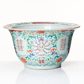 A large famille rose flower pot, late Qing dynasty, 19th Century.