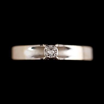 RINGAR, 2 st, 18 k vitguld med små briljanter, en 0.05 ct enligt gravyr, 1977 och 1980.