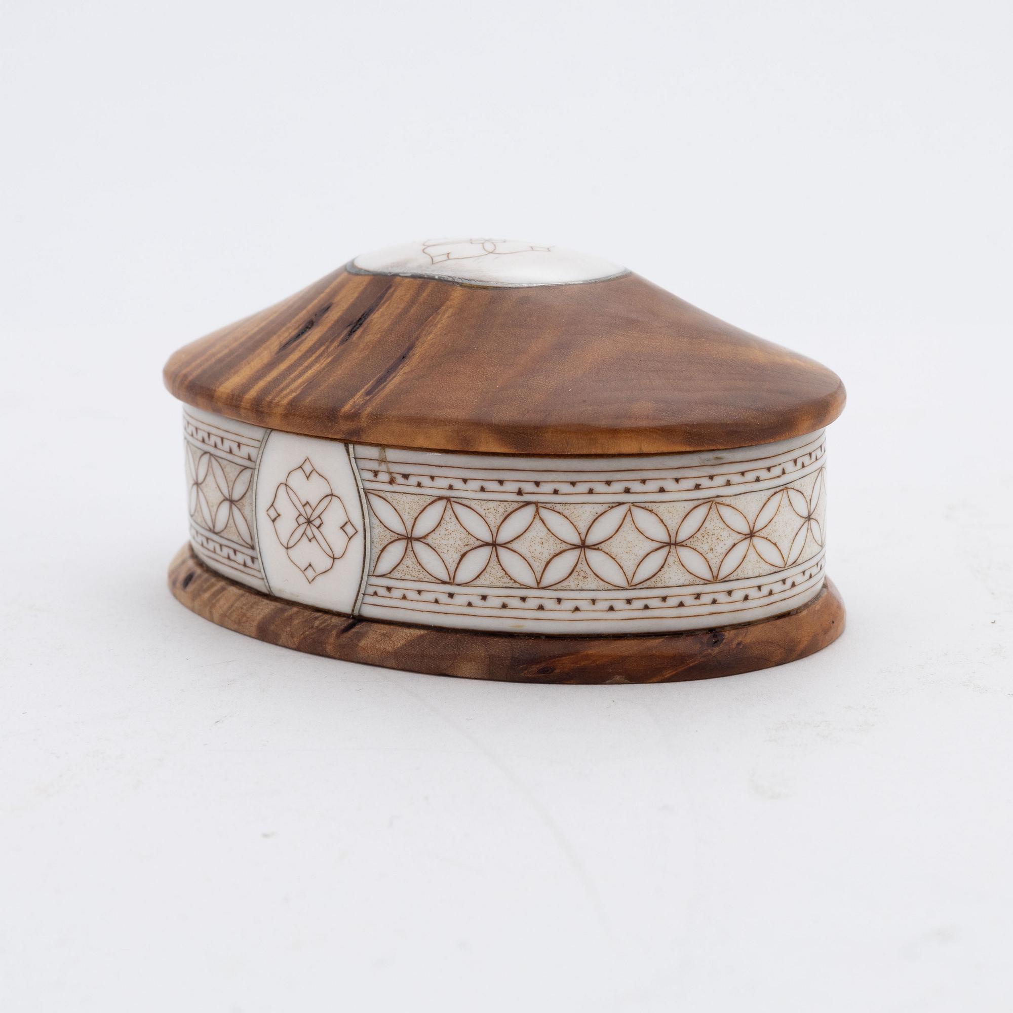 A box with lid by Bertil Fällman, Reindeer horn and birch, signed.