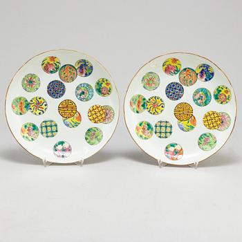 A pair of famille rose dishes, Qing dynasty, 19th century.