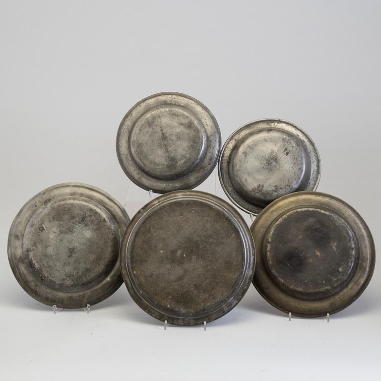 FIVE DIFFERENT 18TH CENTURY PEWTER PLATES.