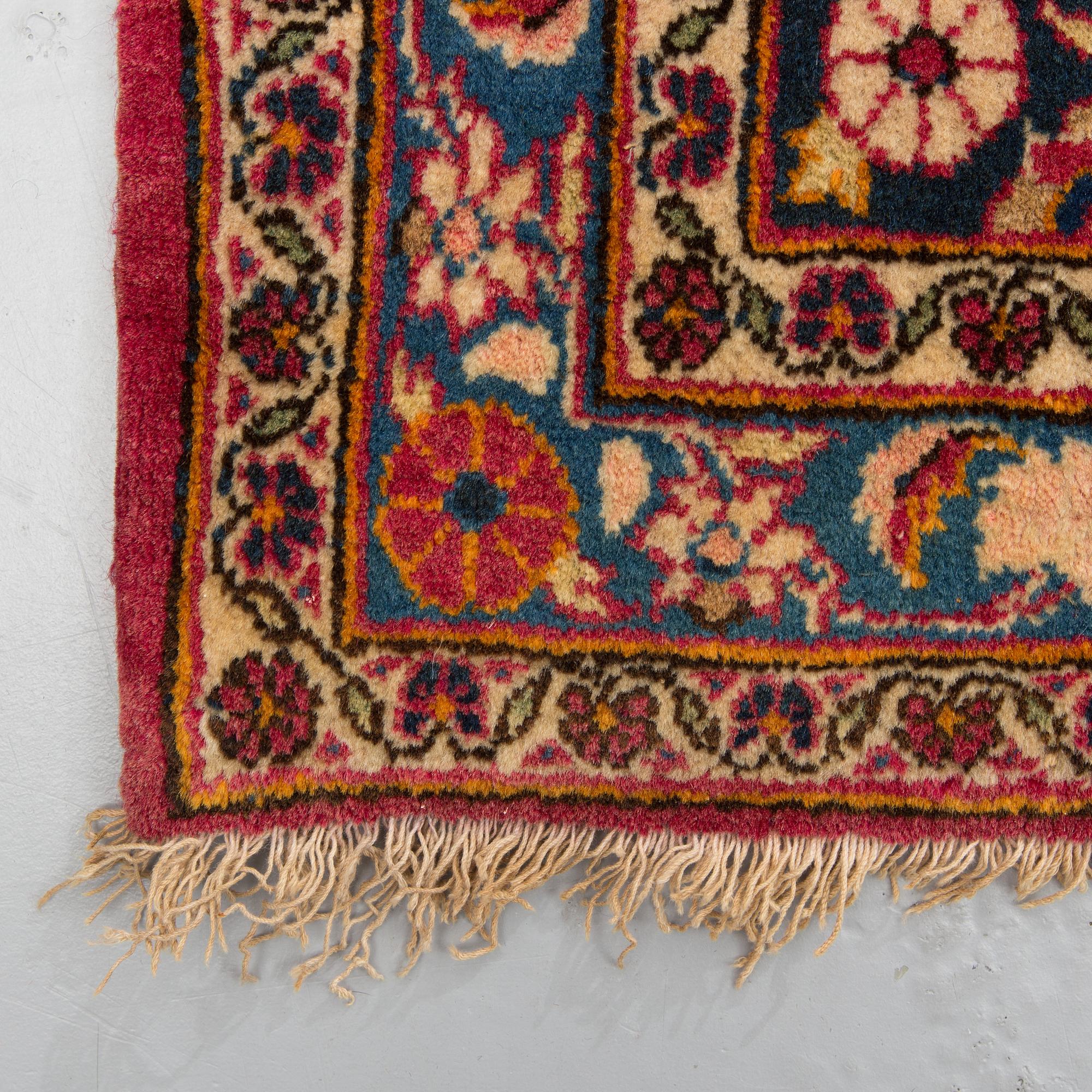 A CARPET, a semi-antique Kashan, ca 372,5 x 257 cm.