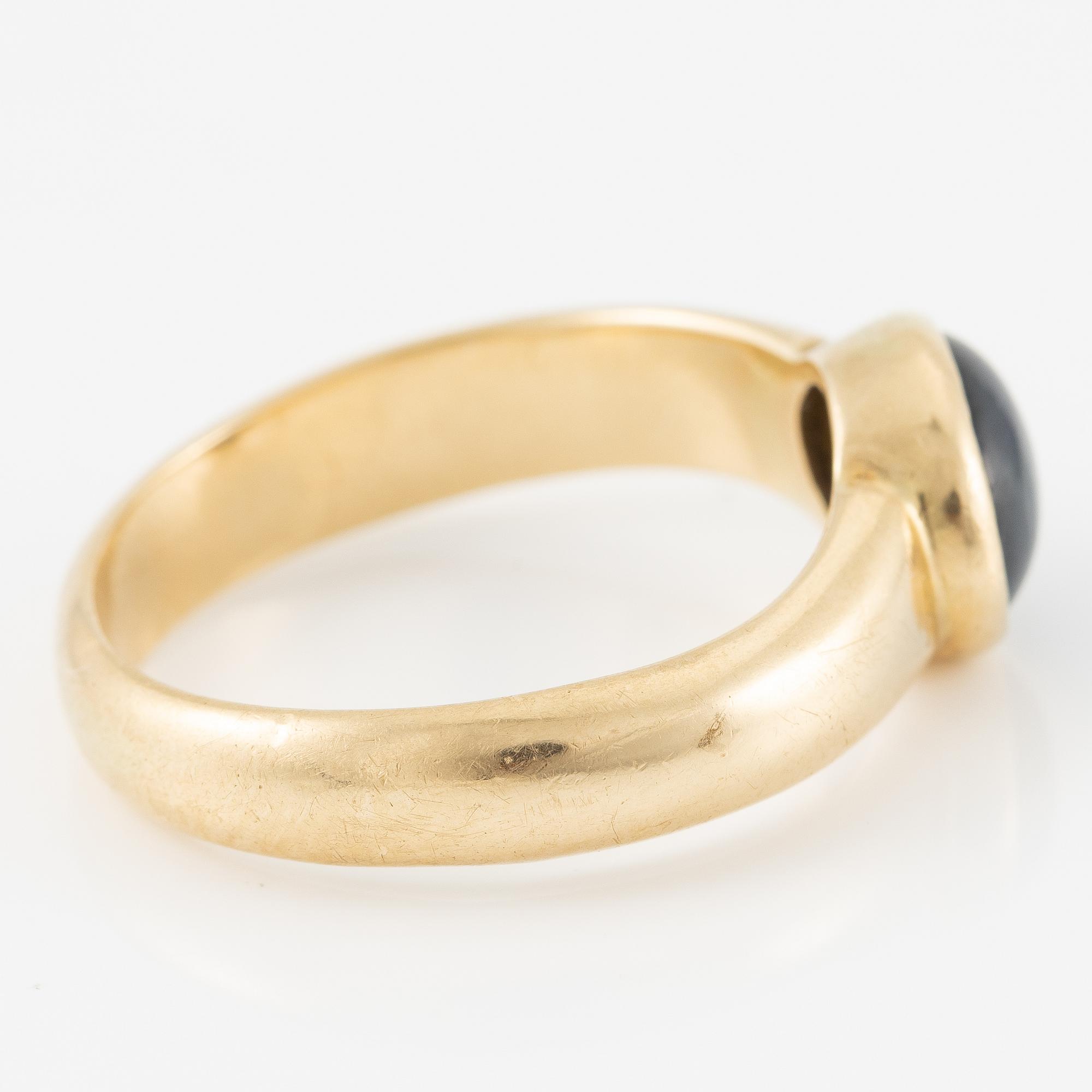 Ring, 14K gold with star sapphire.